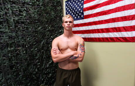 El hombre fuerte Eric Tanner posando desnudo al aire libre