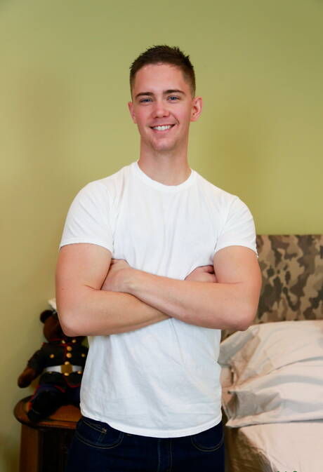 Knappe kerel Logan Lane kleedt zich uit en laat zijn hete kont zien