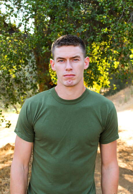 super garanhão Tyler Layton mostra um corpo lindo ao ar livre