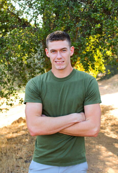 super garanhão Tyler Layton mostra um corpo lindo ao ar livre