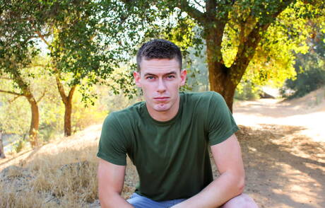 super garanhão Tyler Layton mostra um corpo lindo ao ar livre