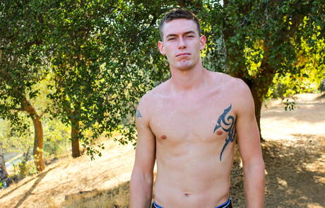 super garanhão Tyler Layton mostra um corpo lindo ao ar livre