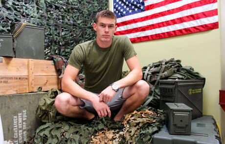 super garanhão Tyler Layton mostra um corpo lindo ao ar livre