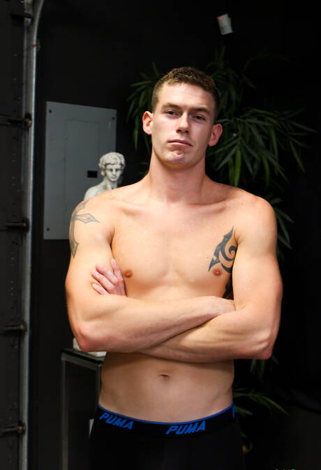 super garanhão Tyler Layton mostra um corpo lindo ao ar livre