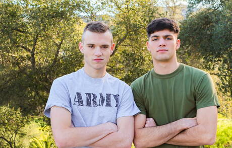 Piękni amerykańscy faceci, husky Scott Finn i wydra Leeroy Jones uprawiają gorący seks na zewnątrz