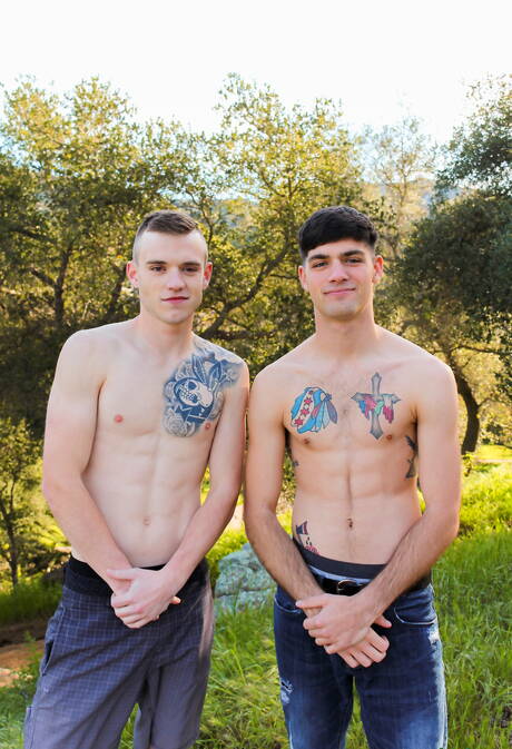 Piękni amerykańscy faceci, husky Scott Finn i wydra Leeroy Jones uprawiają gorący seks na zewnątrz