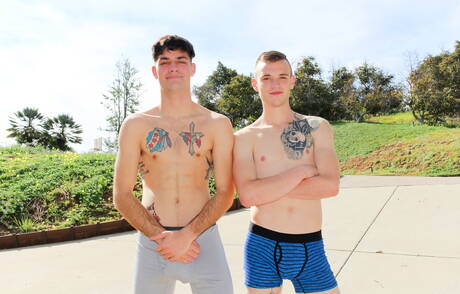 Piękni amerykańscy faceci, husky Scott Finn i wydra Leeroy Jones uprawiają gorący seks na zewnątrz