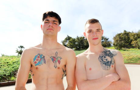 Piękni amerykańscy faceci, husky Scott Finn i wydra Leeroy Jones uprawiają gorący seks na zewnątrz