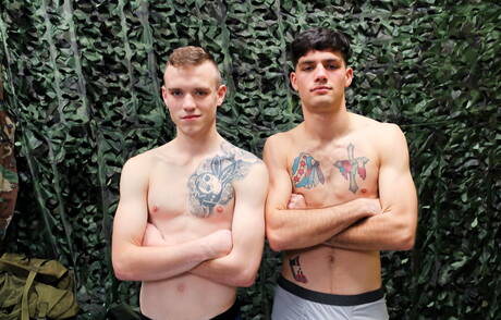 Piękni amerykańscy faceci, husky Scott Finn i wydra Leeroy Jones uprawiają gorący seks na zewnątrz