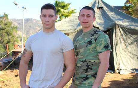 Miły amerykański chłopak, siłacz Spencer Laval i przystojniak Bradley Hayes w scenie obciągania na świeżym powietrzu