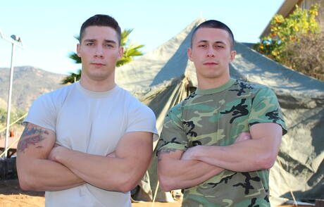 Der nette amerikanische Boy-Star Spencer Laval und der attraktive Bradley Hayes in einer Blowjob-Szene im Freien
