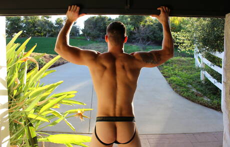 Der nette amerikanische Boy-Star Spencer Laval und der attraktive Bradley Hayes in einer Blowjob-Szene im Freien
