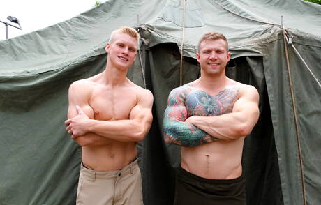 Amerykański mięśniak Blake Effortley i Mike Johnson uprawiają seks analny na zewnątrz