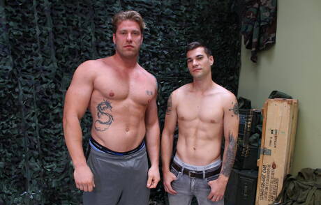 De Amerikaanse sterke man Princeton Price en John Hawkins hebben een hete koppelscène buiten