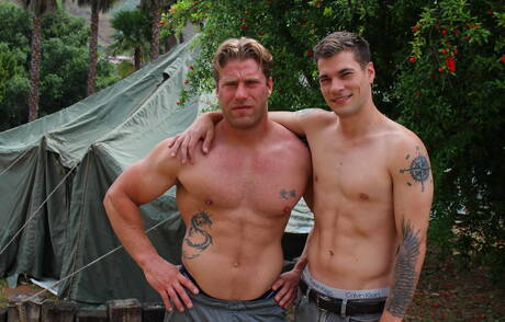 De Amerikaanse sterke man Princeton Price en John Hawkins hebben een hete koppelscène buiten