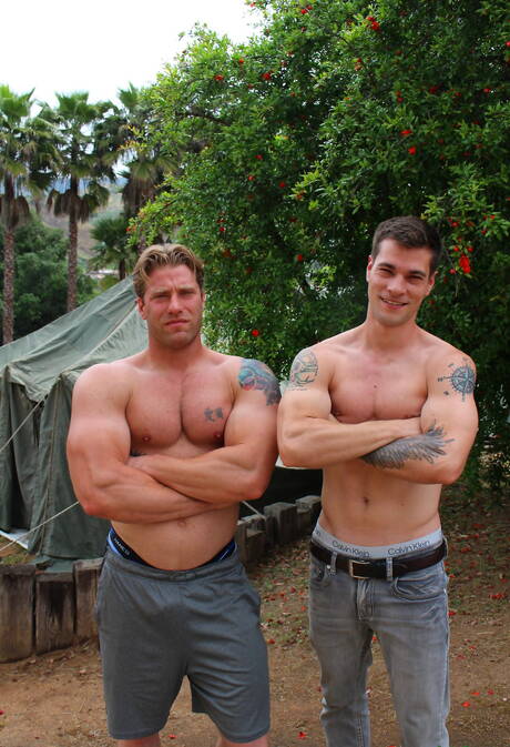 De Amerikaanse sterke man Princeton Price en John Hawkins hebben een hete koppelscène buiten