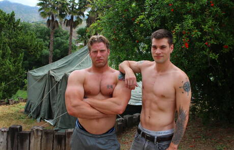 De Amerikaanse sterke man Princeton Price en John Hawkins hebben een hete koppelscène buiten