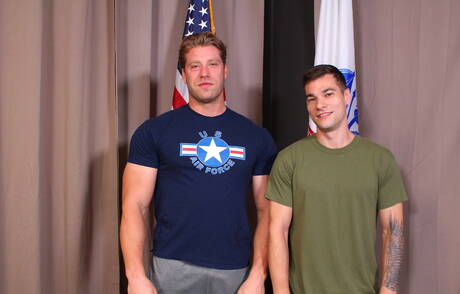 De Amerikaanse sterke man Princeton Price en John Hawkins hebben een hete koppelscène buiten