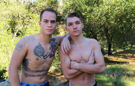 Amerikaanse sterren, knappe Richard Buldger en stoere kerel Elye Black hebben goede seks buiten