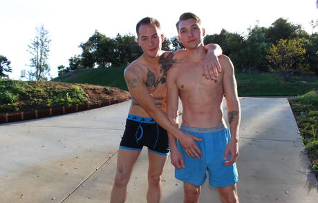 Amerikaanse sterren, knappe Richard Buldger en stoere kerel Elye Black hebben goede seks buiten