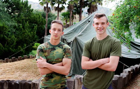 Der gut gebaute Amerikaner Scott Finn und der kräftige Liam Daniels ficken nach dem Schwanzlutschen im Freien