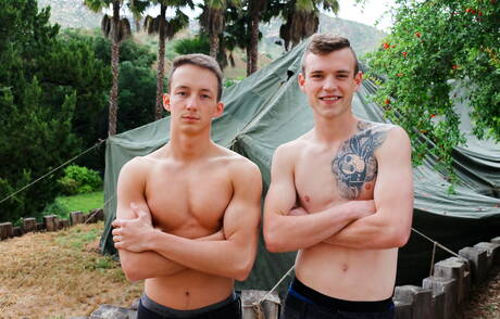 Der gut gebaute Amerikaner Scott Finn und der kräftige Liam Daniels ficken nach dem Schwanzlutschen im Freien