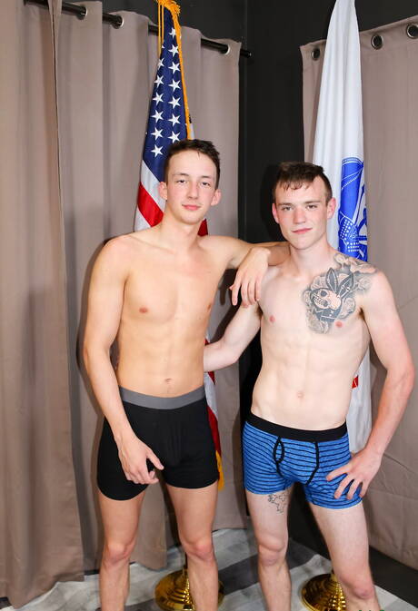 Der gut gebaute Amerikaner Scott Finn und der kräftige Liam Daniels ficken nach dem Schwanzlutschen im Freien