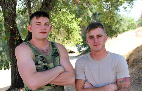 Der schöne Amerikaner Ryan Jordan und der harte Kerl Tyson Stone in einer heißen Homosexuellenszene im Freien