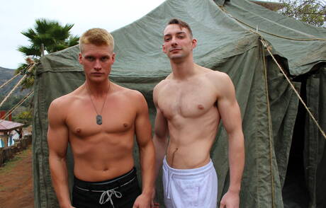 Stud Johnny B en Amerikaanse husky-man Blake Effortley hebben goede anale seks in de buitenlucht