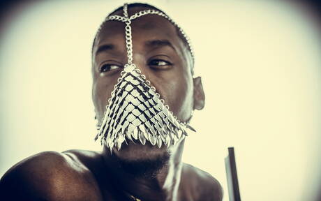 黑人超級帥哥 Deep Dic 裸體擺造型，在戶外展示漂亮的臀部