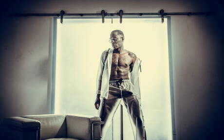 黑人超級帥哥 Deep Dic 裸體擺造型，在戶外展示漂亮的臀部