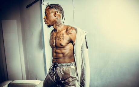 黑人超級帥哥 Deep Dic 裸體擺造型，在戶外展示漂亮的臀部