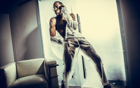 黑人超級帥哥 Deep Dic 裸體擺造型，在戶外展示漂亮的臀部