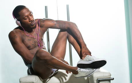 黑人超級帥哥 Deep Dic 裸體擺造型，在戶外展示漂亮的臀部