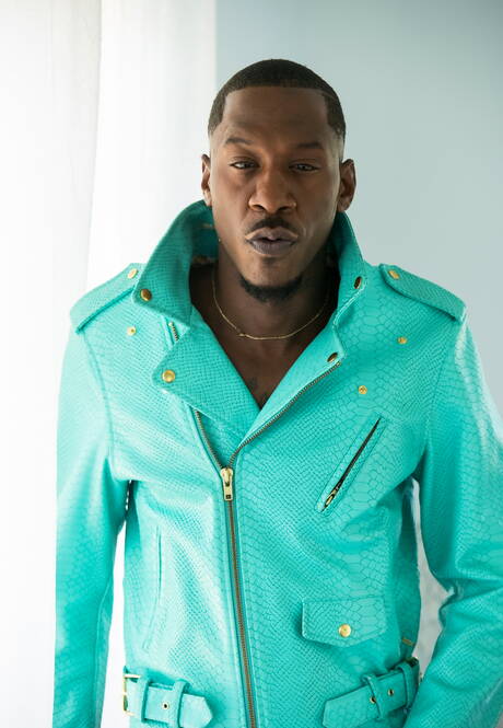 黑人超級帥哥 Deep Dic 裸體擺造型，在戶外展示漂亮的臀部