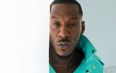 黑人超級帥哥 Deep Dic 裸體擺造型，在戶外展示漂亮的臀部