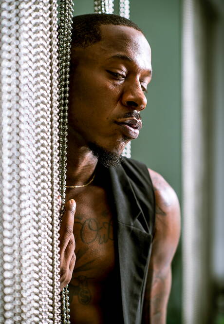 黑人超級帥哥 Deep Dic 裸體擺造型，在戶外展示漂亮的臀部