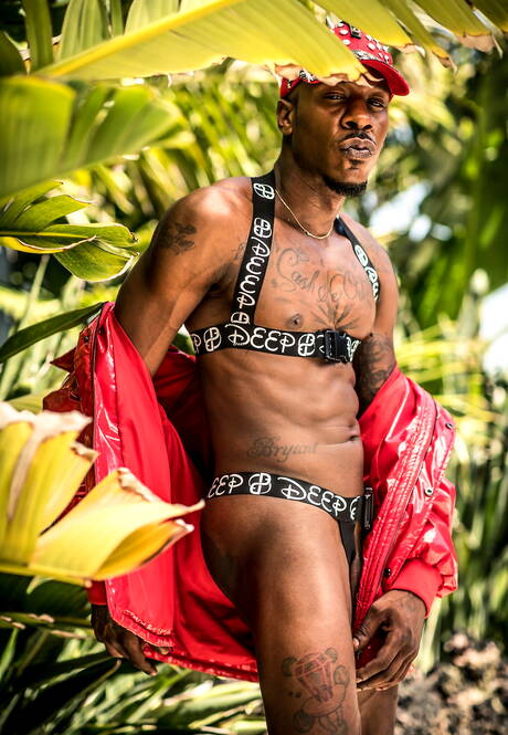 黑人超級帥哥 Deep Dic 裸體擺造型，在戶外展示漂亮的臀部