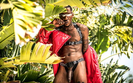 黑人超級帥哥 Deep Dic 裸體擺造型，在戶外展示漂亮的臀部