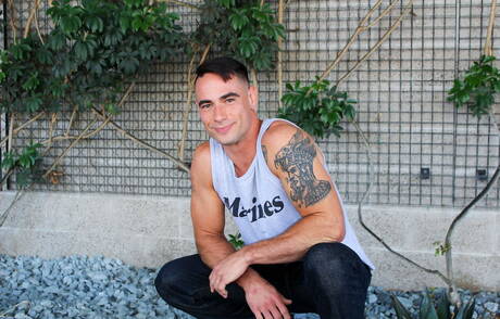 公牛約翰尼猶他州在戶外展現強壯的身材