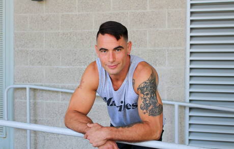 公牛約翰尼猶他州在戶外展現強壯的身材