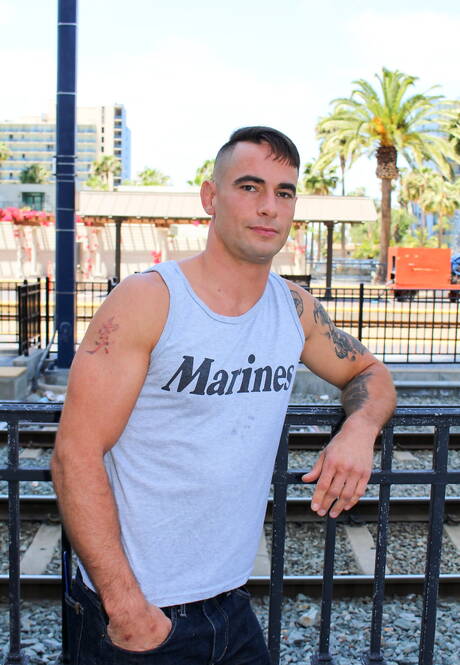 公牛約翰尼猶他州在戶外展現強壯的身材