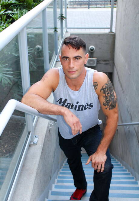 公牛約翰尼猶他州在戶外展現強壯的身材