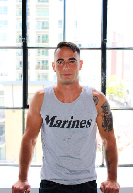 公牛約翰尼猶他州在戶外展現強壯的身材