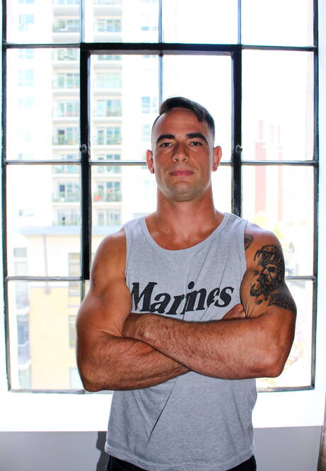 公牛約翰尼猶他州在戶外展現強壯的身材