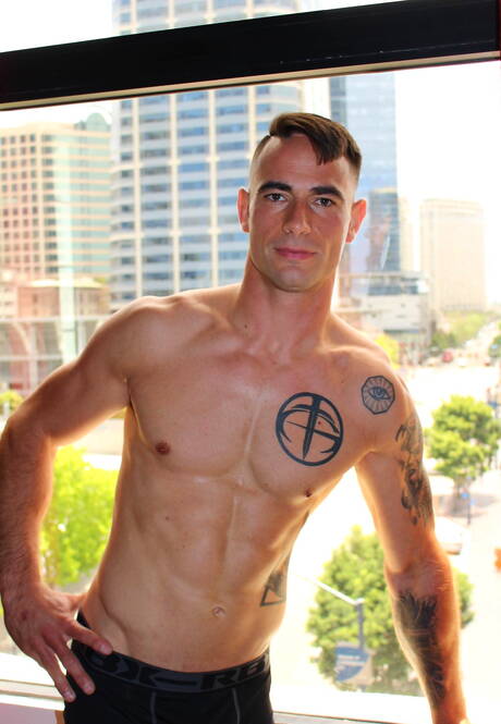 公牛約翰尼猶他州在戶外展現強壯的身材