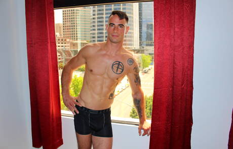 公牛約翰尼猶他州在戶外展現強壯的身材