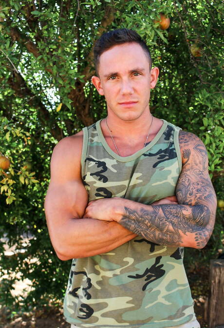 Amerikaanse hunk Cole Weston plaagt zijn pik buiten