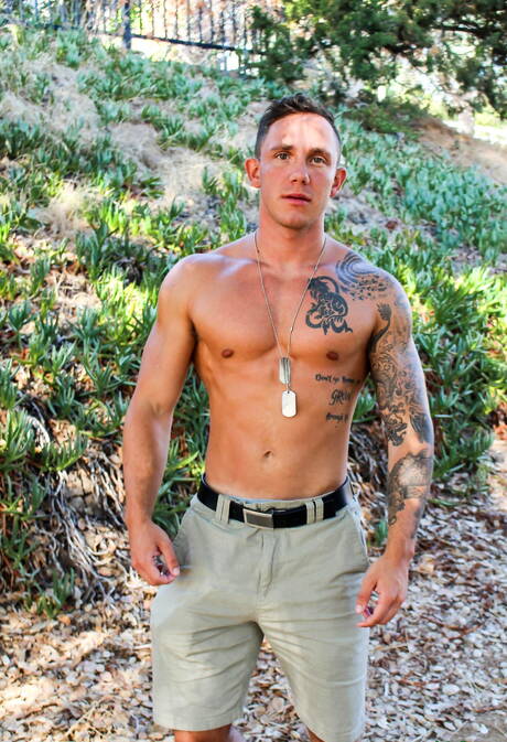 Amerikaanse hunk Cole Weston plaagt zijn pik buiten