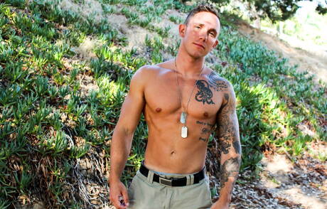 Amerikaanse hunk Cole Weston plaagt zijn pik buiten